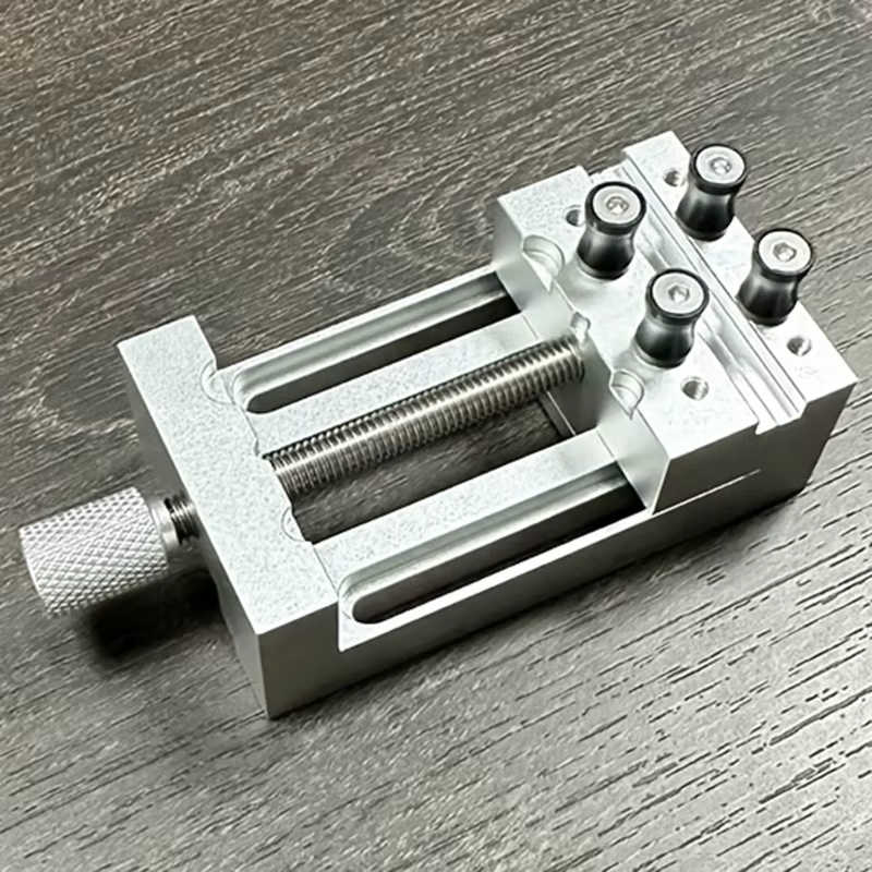 Mini étau de presse-perceuse 0-47 mm avec mâchoires en caoutchouc anti-rayures pour la fabrication a