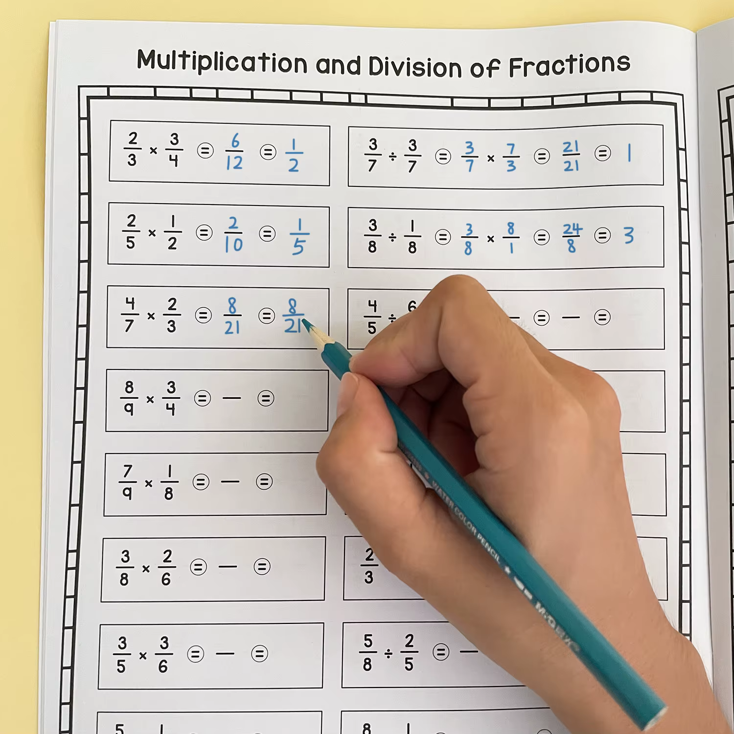 Cahier d'exercices de base sur la multiplication et la division des fractions, aides pédagogiques en mathématiques pour enfants et étudiants, livre de formation aux calculs mathématiques