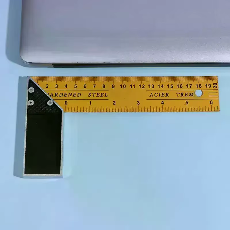Règle pour le travail du bois et la construction : carré métallique multifonctionnel en forme de L pour une mesure de haute précision.