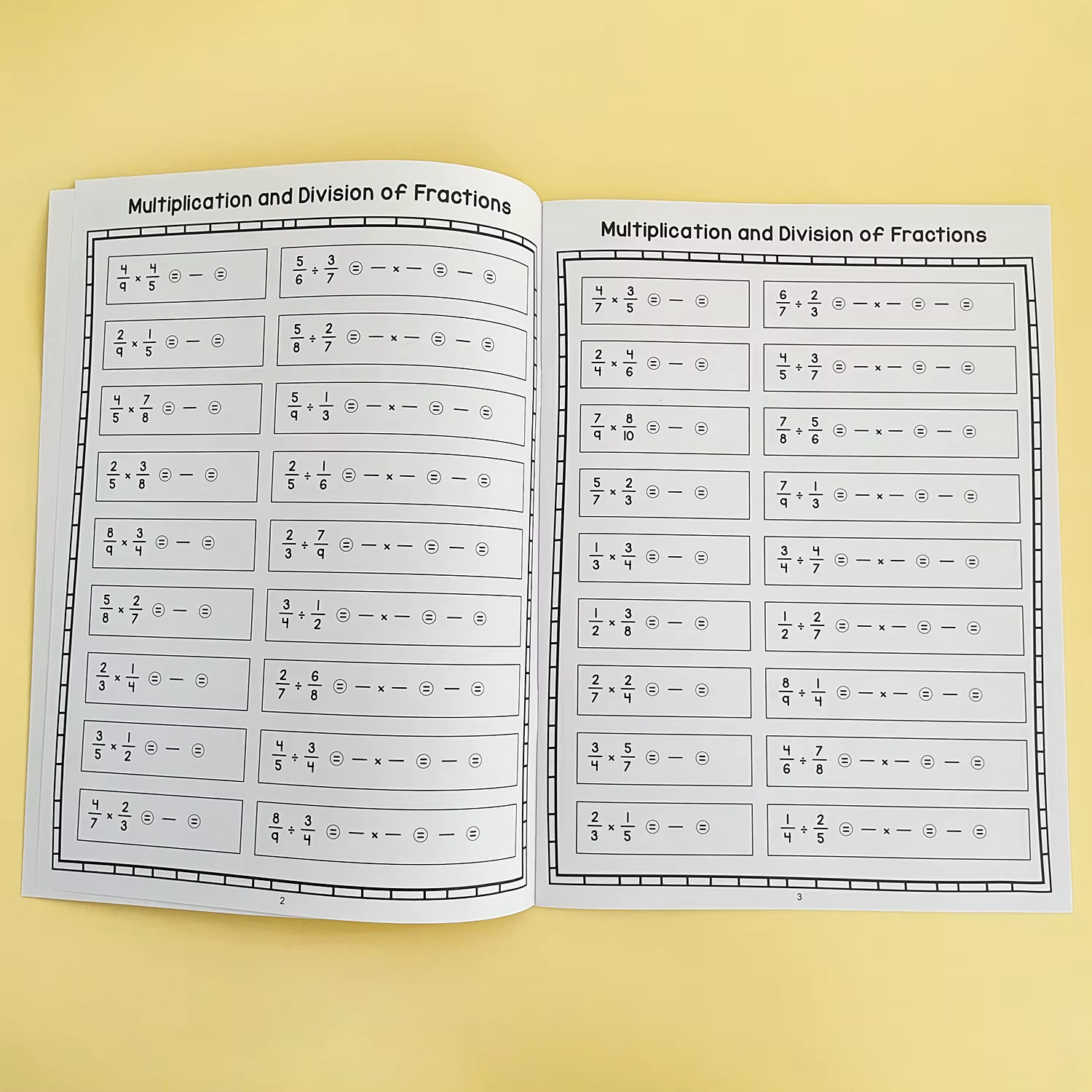 Cahier d'exercices de base sur la multiplication et la division des fractions, aides pédagogiques en mathématiques pour enfants et étudiants, livre de formation aux calculs mathématiques