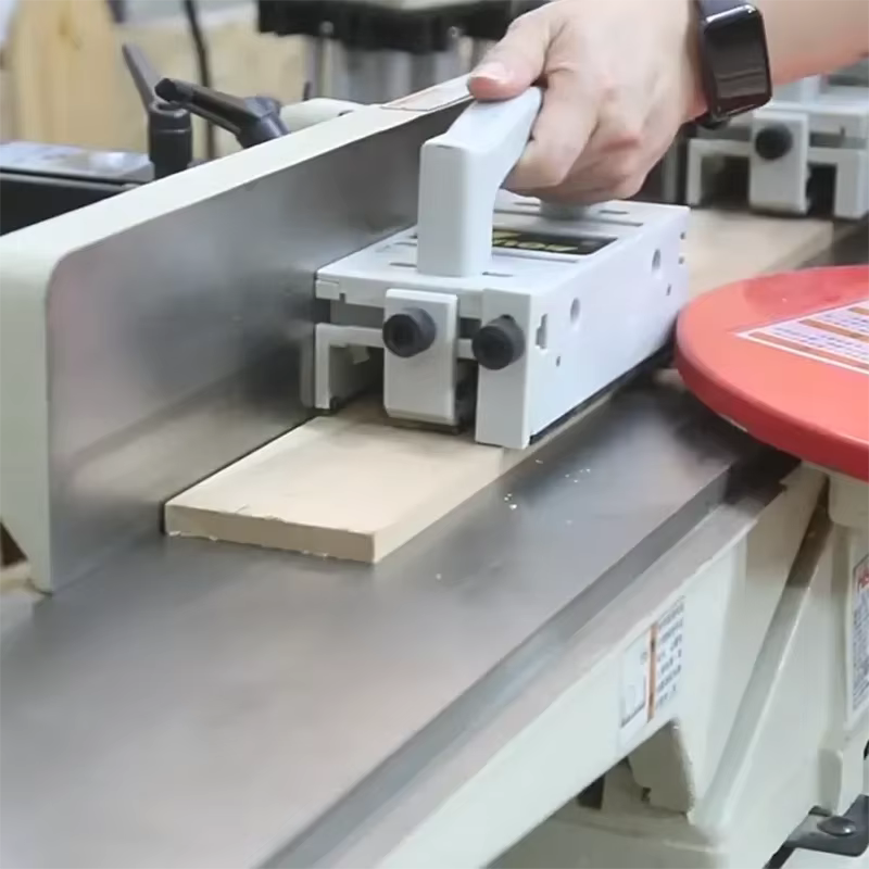 Scie de Table bloc poussoir