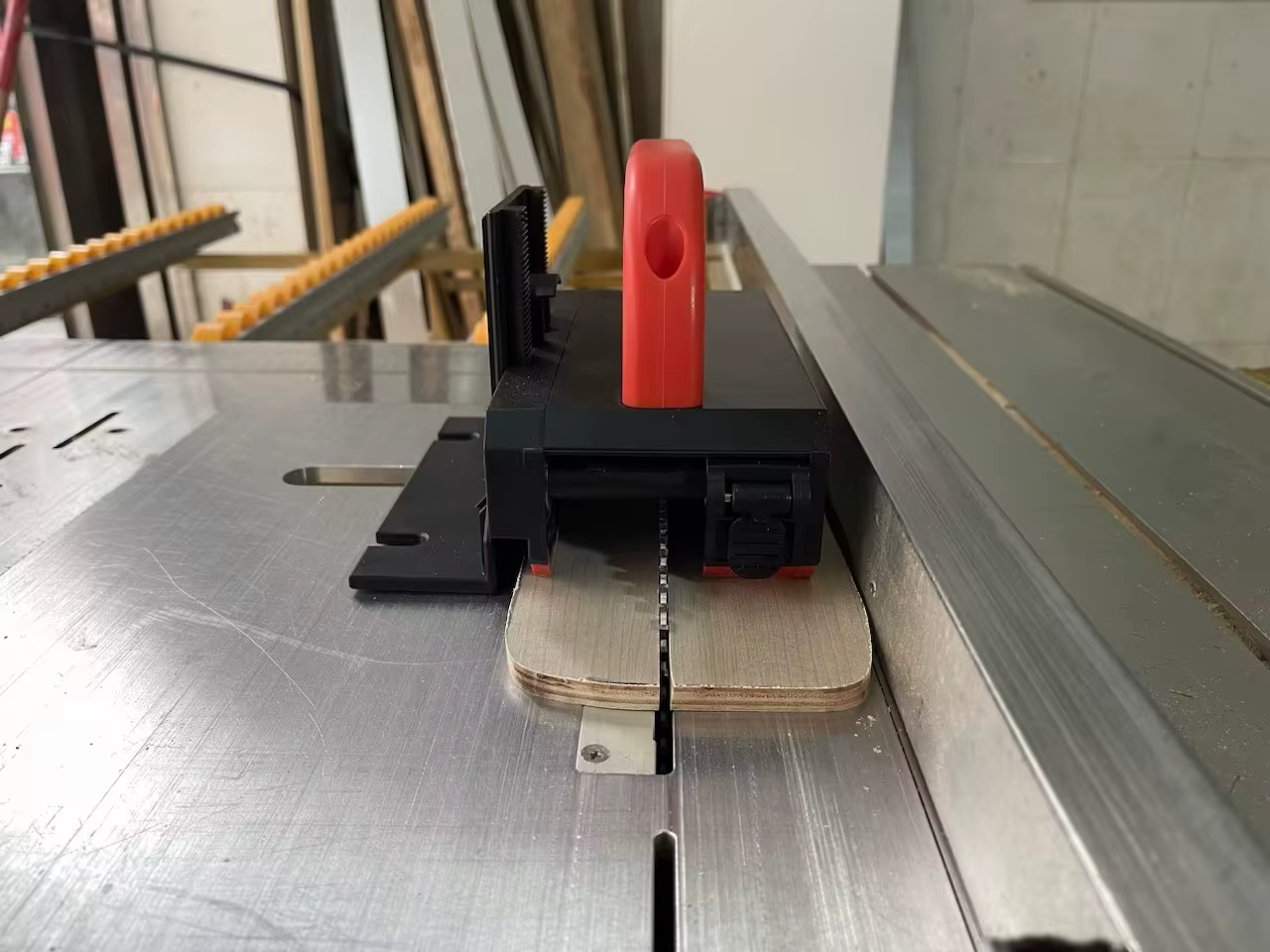 Poussoir de table de scie réglable
