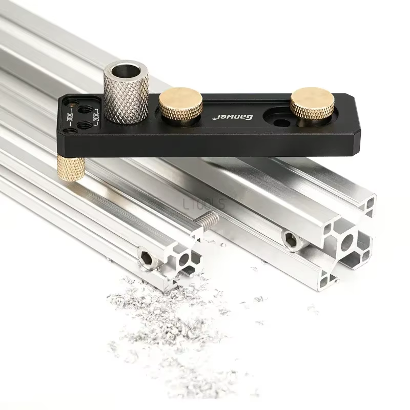Outil auxiliaire de poinçonnage pour profilés en aluminium