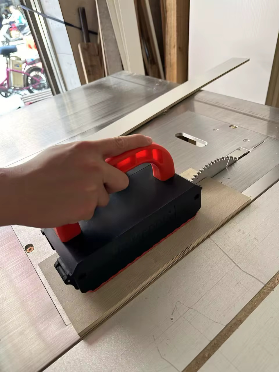 Poussoir de table de scie réglable