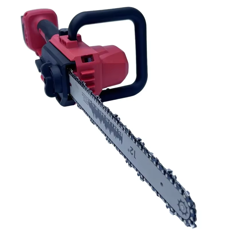 Scie à chaîne sans fil Milwaukee Brushless de 12 pouces avec lubrification automatique pour la coupe d'arbres