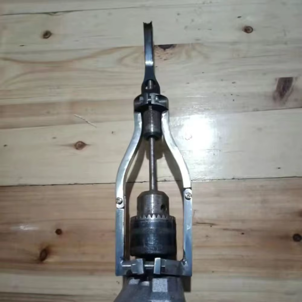 Pince réglable pour perceuse à trous carrés