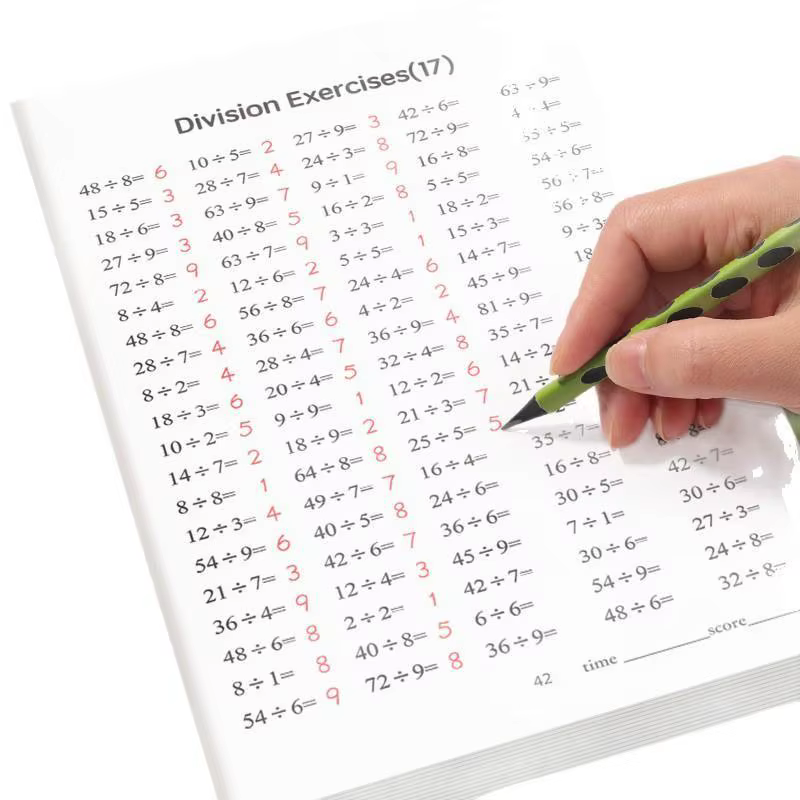 Cahier d'exercices de mathématiques sur la multiplication et la division pour enfants, pour améliorer les compétences de calcul et développer la pensée logique