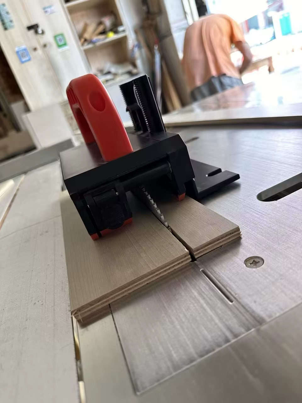 Poussoir de table de scie réglable