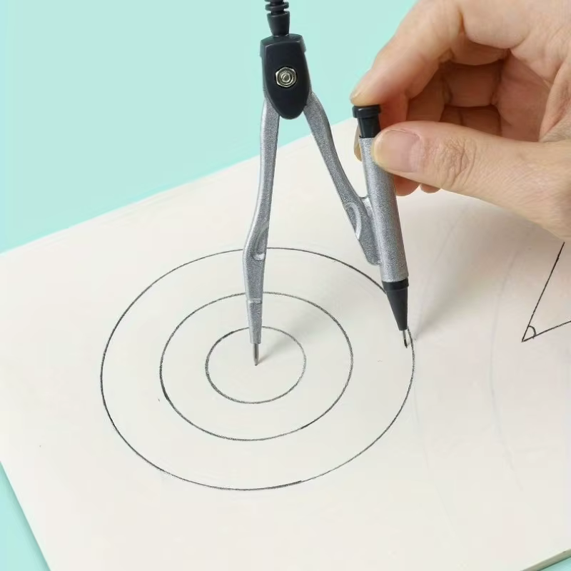 Ensemble d'outils de dessin comprenant un compas, un rapporteur, une règle, des triangles et des outils d'écriture - Outils mathématiques durables pour les étudiants et les enseignants