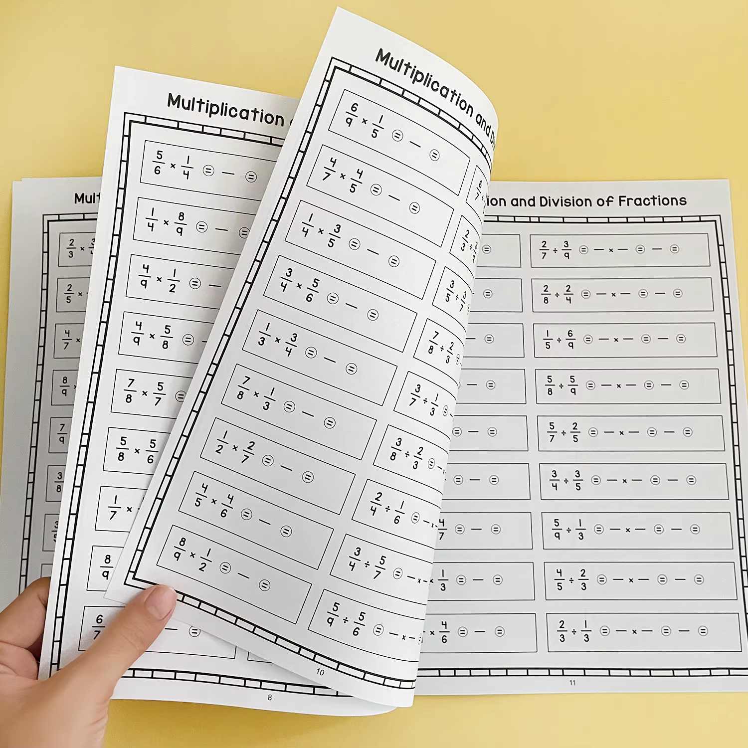 Cahier d'exercices de base sur la multiplication et la division des fractions, aides pédagogiques en mathématiques pour enfants et étudiants, livre de formation aux calculs mathématiques