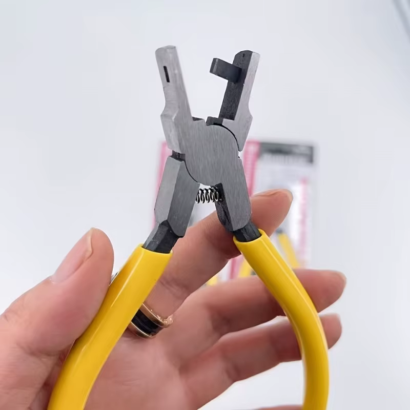 Outil de poinçonnage manuel compact avec moule