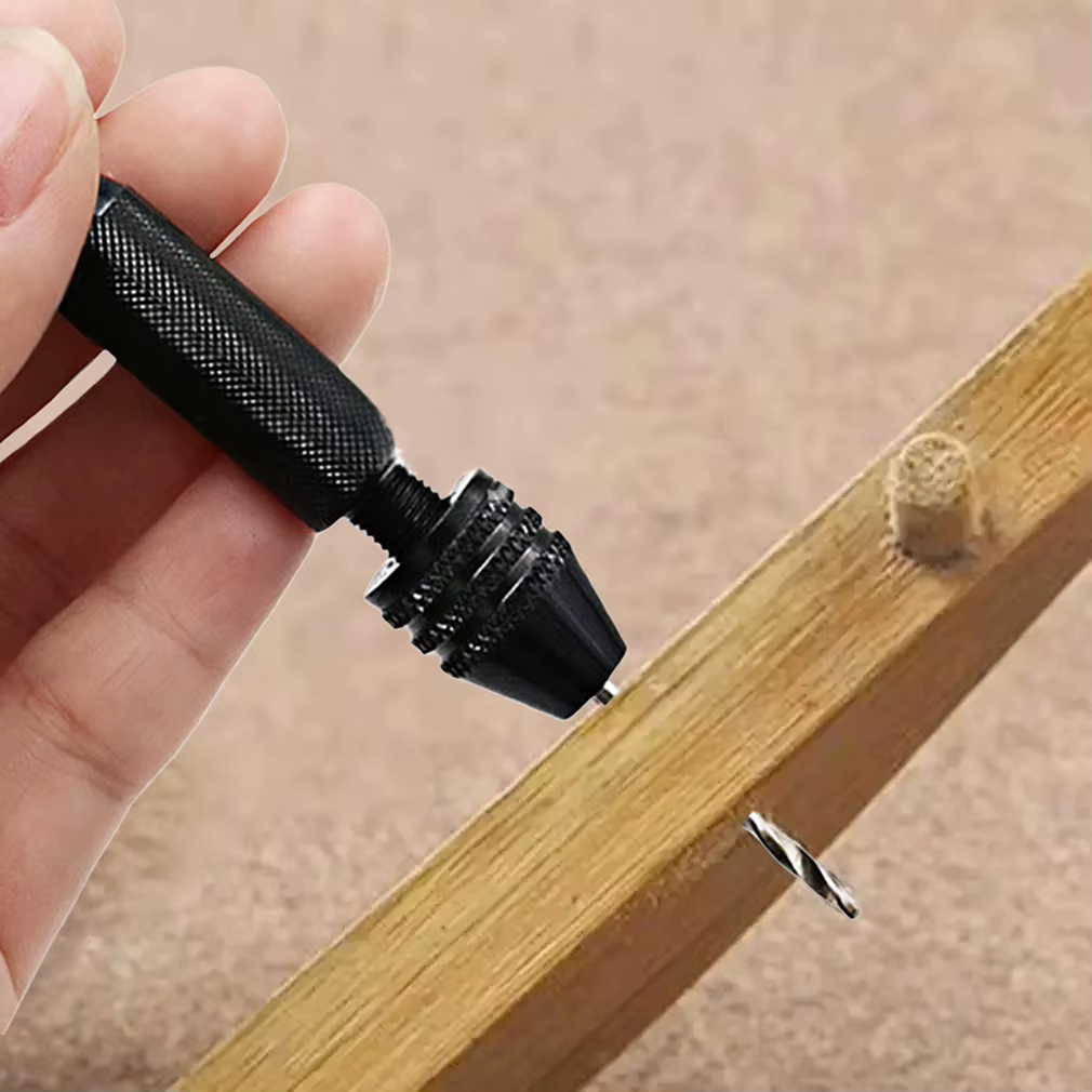 Mini ensemble d'outils avec perceuse hélicoïdale à main noire