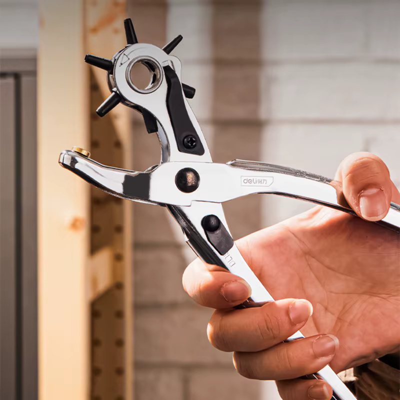 Pince multifonction, perforateur d'oeillet