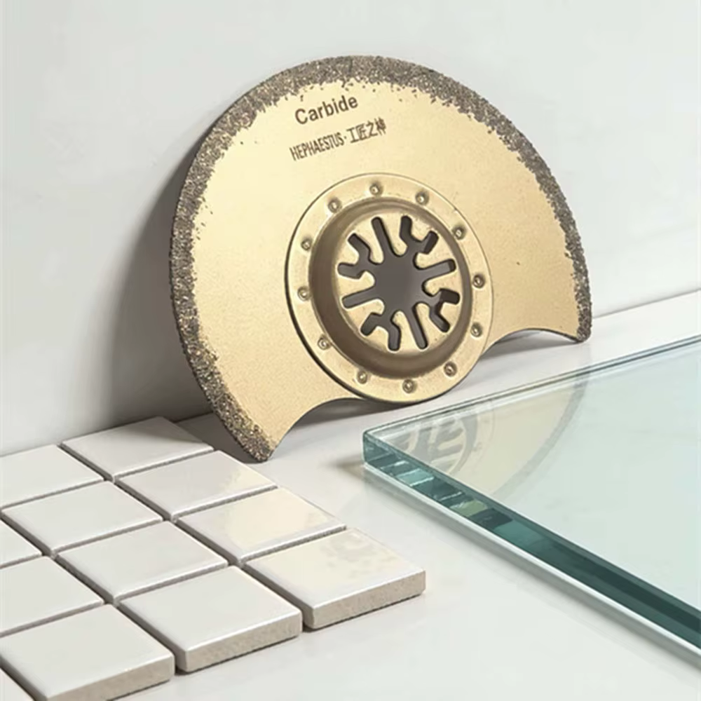 Outil oscillant multi-lames pour l'élimination de la boue de ciment