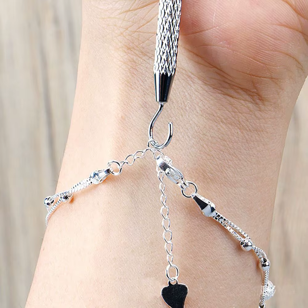 Outil d'aide à la fixation de bracelet à main