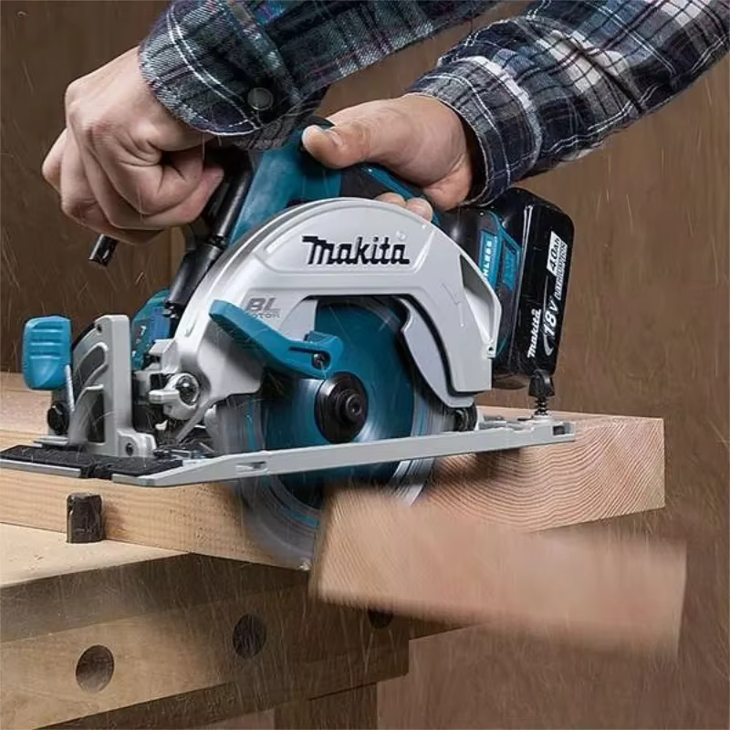 Scie circulaire électrique sans fil Makita à moteur sans balais