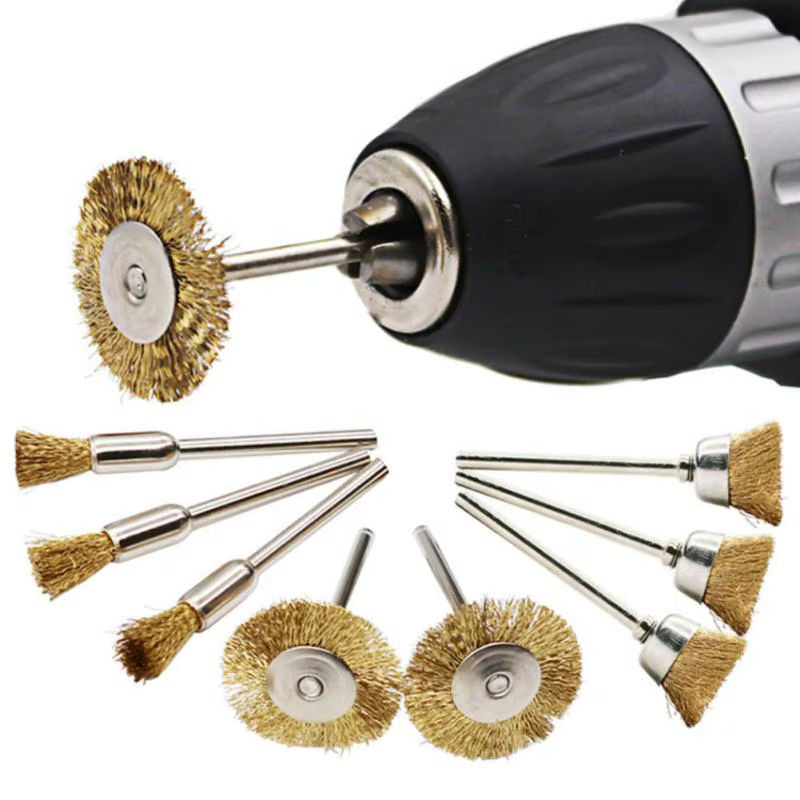 Brosse en laiton avec roues métalliques en acier